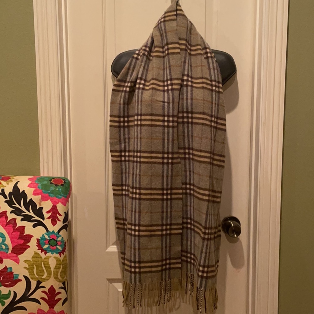 Burberry scarf 🧣 - Picture 2 of 5